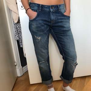 Baggy jeans från Zara, använda en gång. Passar en 38 också :) 