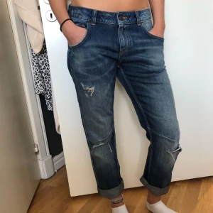  - Baggy jeans från Zara, använda en gång. Passar en 38 också :) 