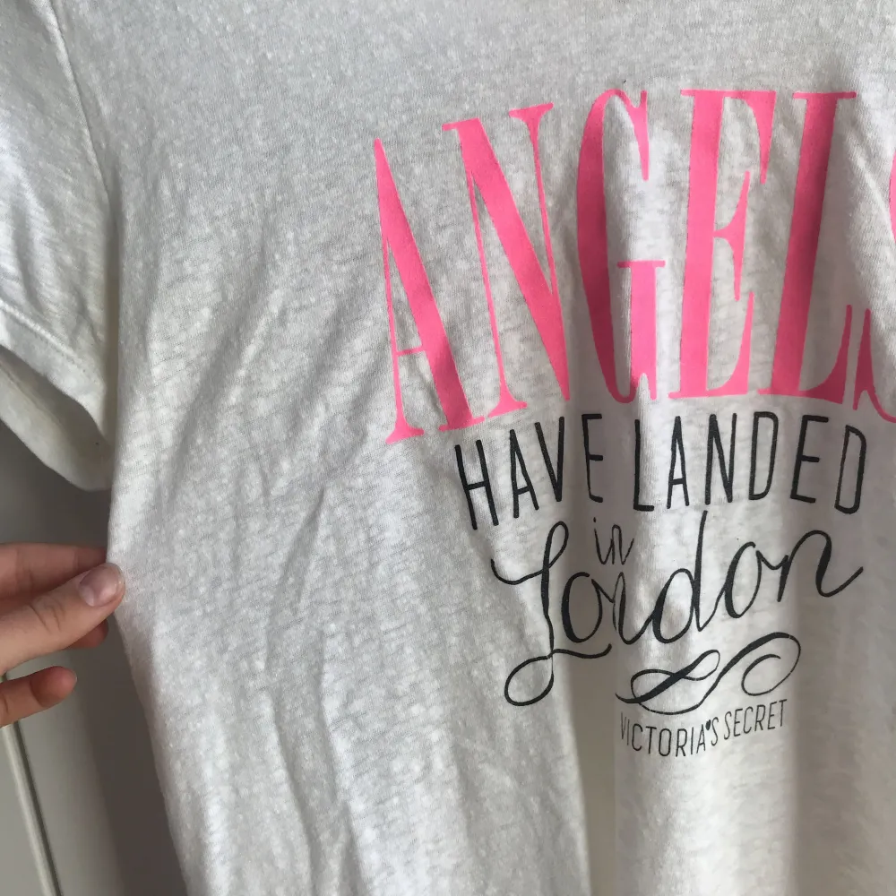 Snygg men framförallt skön T-shirt från VS! 😍 pärlorna på ryggen lyser mer och är rosa-lila! . Toppar.
