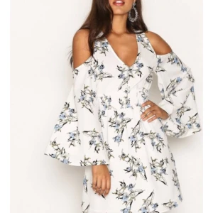  - Klänning från River Island i storlek 36! Aldrig använd, enbart testad. Säljer då jag inte passar i öppna axlar (haha</3)