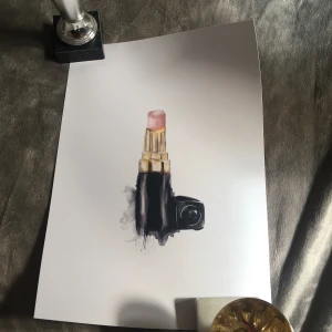  - Poster från desenio. Med ett motiv av ett läppstift. Köpt i vintras men aldrig kommit till användning pga för liten för min smak.