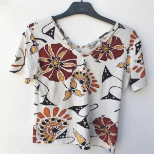  - V-ringad T-shirt ☀️ passar M om man vill att den ska sitta tight. Frakt inkluderat i pris :)