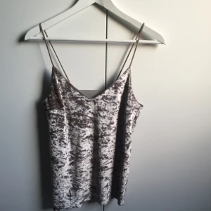  - Ett linne som varit en klänning. Använd en gång. 