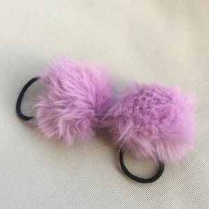  - två gulliga hårband med lila pompoms. fint skick!