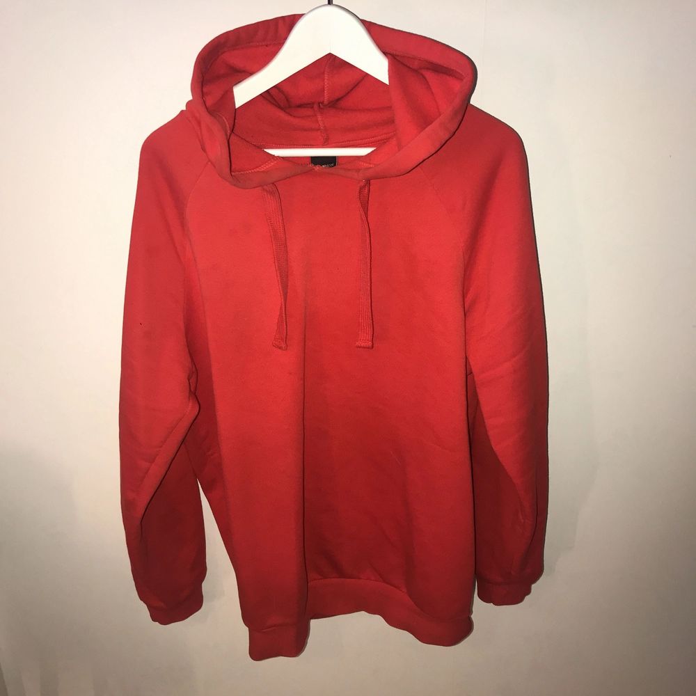 Snygg röd hoodie från Ginatricot! Använd sparsamt. Kan posta men då står köparen för frakten!. Huvtröjor & Träningströjor.
