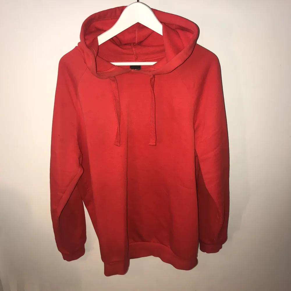 Snygg röd hoodie från Ginatricot! Använd sparsamt. Kan posta men då står köparen för frakten!. Hoodies.