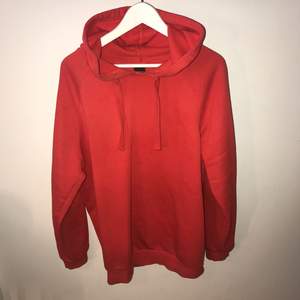 Snygg röd hoodie från Ginatricot! Använd sparsamt. Kan posta men då står köparen för frakten!