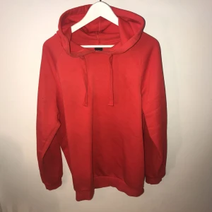  - Snygg röd hoodie från Ginatricot! Använd sparsamt. Kan posta men då står köparen för frakten!