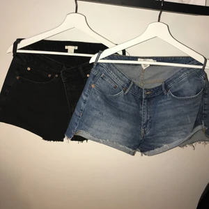  - Två shorts kommer i set! Båda är i storlek 44.  Kan posta men då står köparen för frakten!