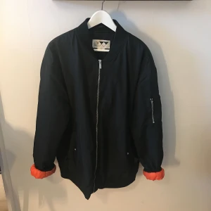  - Bomberjacka från junkyard xxxy. Använd fåtal gånger. Orange insida med rutigt mönster, även innerficka! Kan posta men då står köparen för frakten!