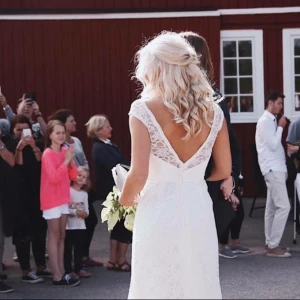  - Säljer nu min balklänning i storlek 36. Har använt den en gång och den säljs även som brudklänning.  Märket är Morilee by Madeline Gardner. Nypris är 5500. I otroligt bra skick! Vid frågor är det bara att maila mig.