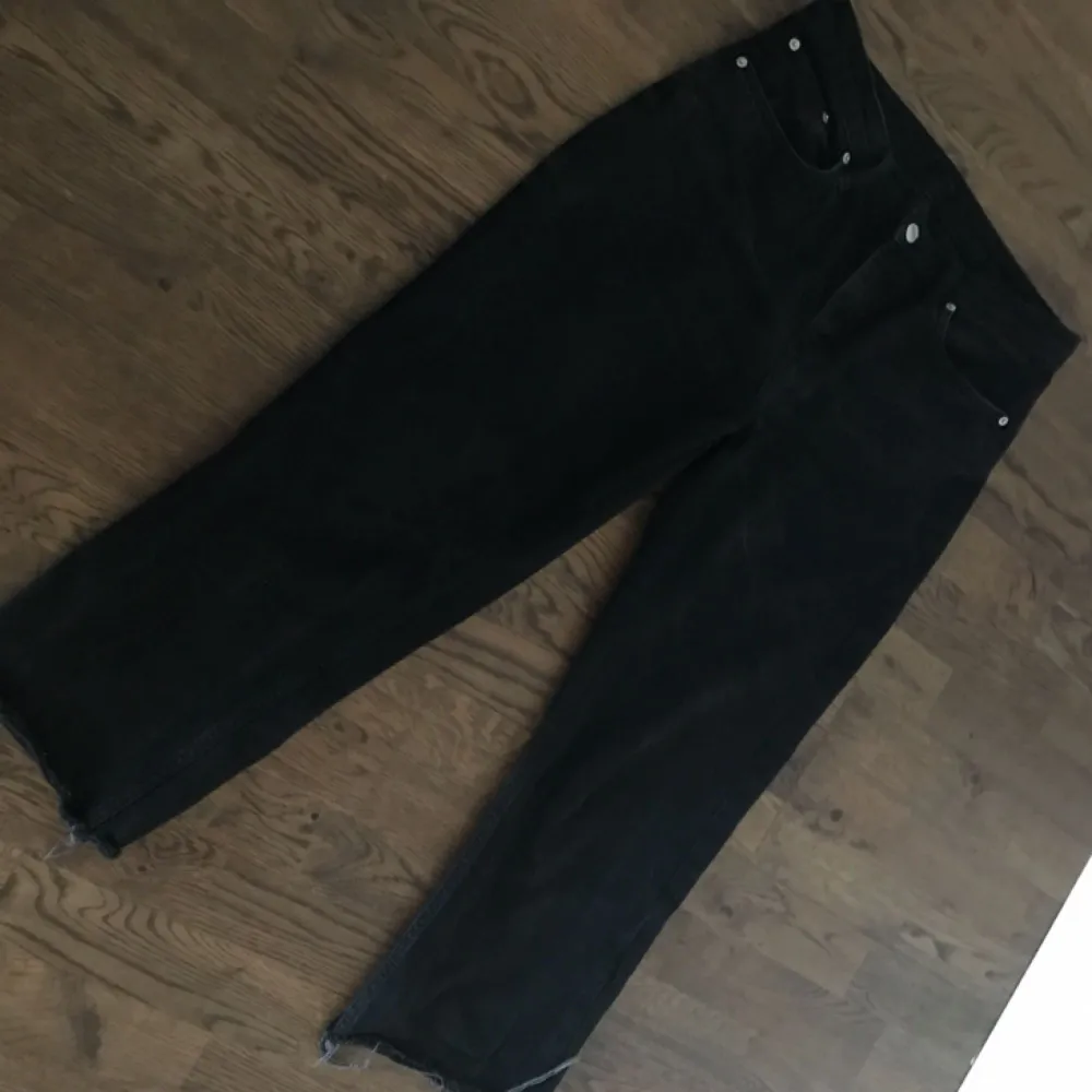Svarta jeans från weekday. Strl 30 i midjan och 32 i längd ursprungligen men kortare eftersom jag klippt dem. Går till ovanför ankeln på mig som är 167 cm. Jeans & Byxor.