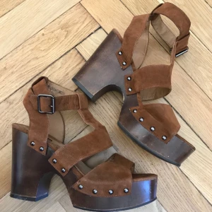  - Snygga skor, sandaletter, med klack i trä och remmar i mocka. Imitation i båda, antar jag. Bruksskick men kvar att ge!  Din Sko, storlek 39. Klack 11cm från häl nedåt.  Kan skicka mot fraktkostnad, eller mötas upp i Stockholm! ✨🌸✨