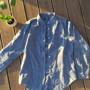  - Skjorta från krocker som aldrig använts men prislappen är borttagen. Säljer för att den aldrig kommit till användning, men den är mycket fin! Hör gärna av dig om du har någon fråga kring plagget.