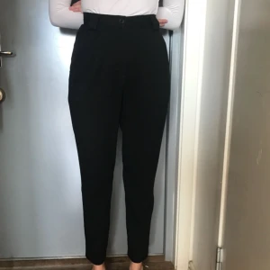  - Superfina högmidjade kostymbyxor i svart från American Appareal, storlek XS som skulle kunna motsvara en 34. Jag tar swish eller kan mötas upp. Köparen står för frakten. 