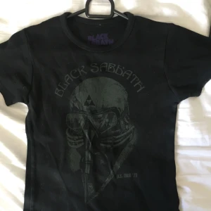  - Materialet är hur mysigt som helst.  Den är skriven som size M i tröjan med är absoolut inte det.  Dem är size S högst. Aldrig använd.