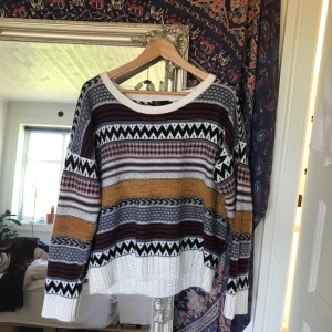  - Perfekt stickad tröja för sena sommarkvällar!! Bara använts ett fåtal gånger((: är i storlek L-XL