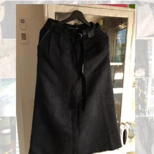  - Kjol från little prerie, weekday Lite använd. Ganska lång med slits baktill. Väldigt snygg på. Kan frakta mot porto, har katt.
