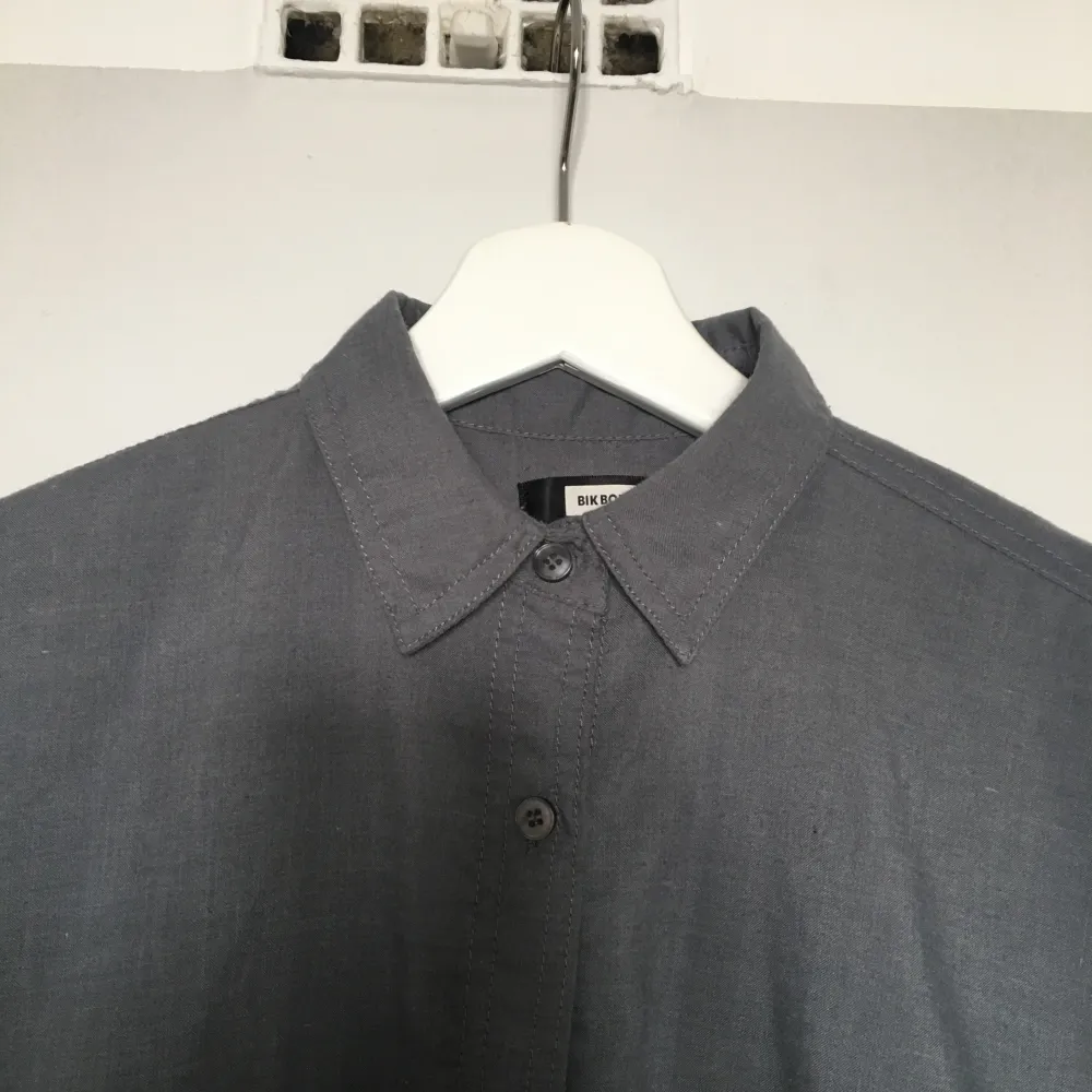 Mörkgrå skjorta från bikbok i oversize-modell :) säljer då den aldrig använts för att den är för liten (därav inga bilder på). Fraktas med postnord eller möts upp i stockholm 🌻. Skjortor.