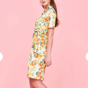  - Omlottklänning 🍋🍊 Jag är osäker på om jag vill behålla eller sälja denna då jag tycker om den så mycket men jag har aldrig fått användning av den. Den är alltså i bra skick och har prislappar kvar!