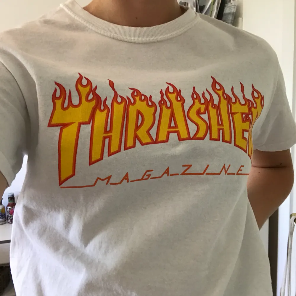 Äkta thrasher T-shirt köpt förra sommaren, använd ett fåtal gånger och ny pris var 400kr, tar swish och skriv om ni vill köpa💖. T-shirts.