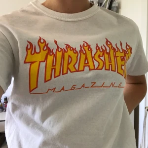  - Äkta thrasher T-shirt köpt förra sommaren, använd ett fåtal gånger och ny pris var 400kr, tar swish och skriv om ni vill köpa💖