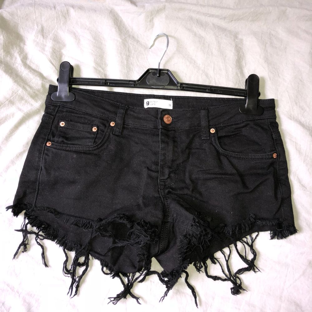 Snygga svarta shorts från Gina tricot stl 38. Knappt använda. Säljer pga för stora på mig. Kan mötas upp eller frakta (då står köparen för frakten) :). Shorts.