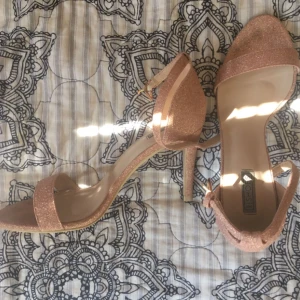  - Glittriga klackar, endast använda en gång. Klacken är 9 cm hög. 💖🌸☀️