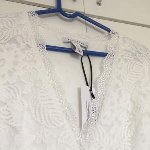 Superfin vit klänning i spets upptill som passar perfekt till sommaren  Köparen står för frakt!