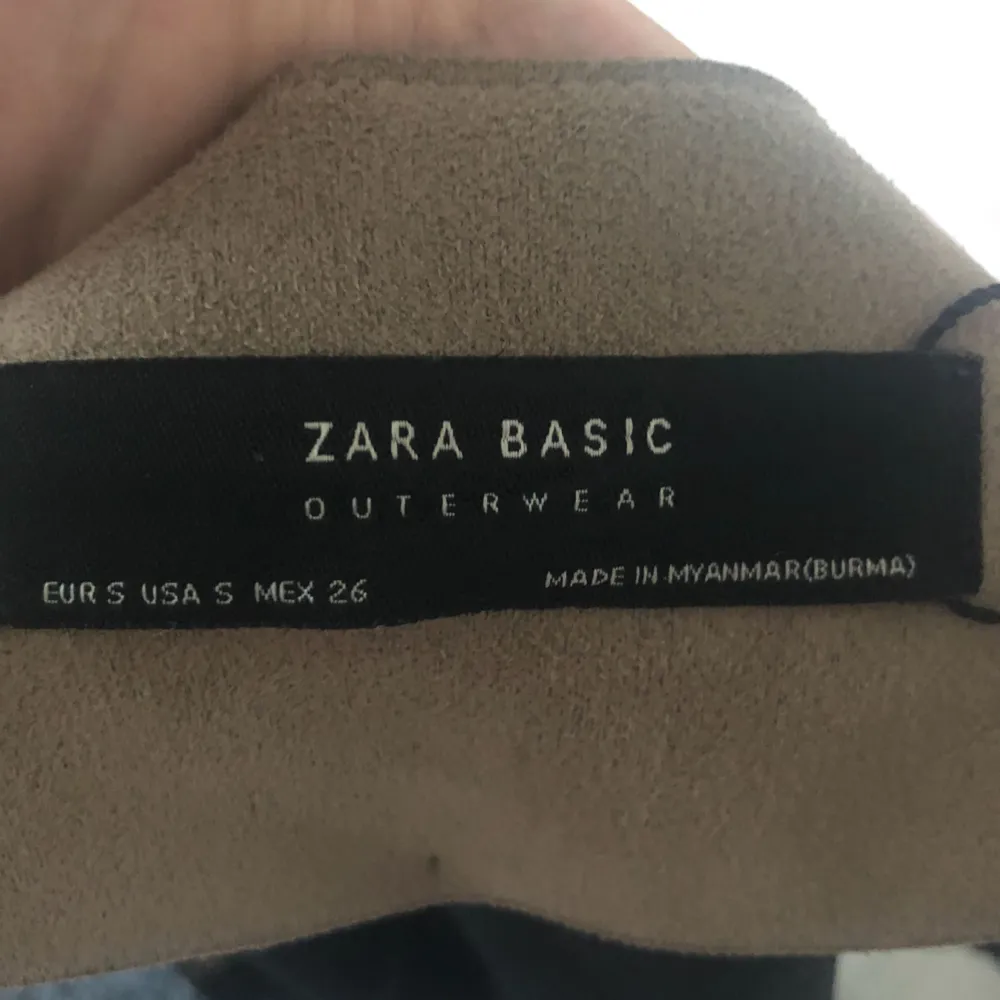 Jättefin nästan inte använd fake läder jacka från Zara. Den är i storlek S men passar även M. Priset är 300 kr vilket går att debatera kring men rimligt då jackan i sig kosta mer än dubbelt❤️ . Jackor.