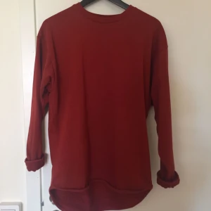  - röd sweatshirt, använd 1 gång