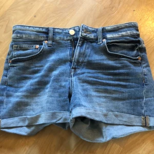  - Nya oanvända korta jeansshorts. Kan ej använda dom själv då jag gått ner i vikt