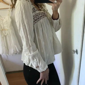  - Blus från Odd Molly i storlek 0 som motsvarar XS/S. 