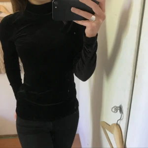  - Superfin polotröja som passar perfekt på fest men också till vardags. 