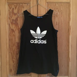  - I princip oanvänt adidaslinne. Köparen står för frakten, eller hämtas vid KTH eller västertorp/mälarhöjden. Toppskick✨