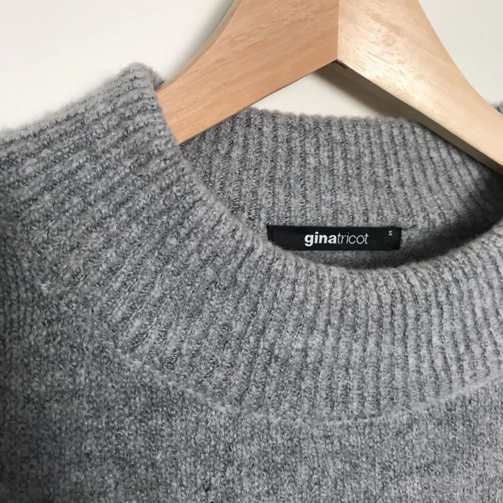 Fin stickad tröja med bell sleeves i grått från Gina tricot. I nyskick då den endast använts vid ett enstaka tillfälle. Möts upp i Stockholm, eller så står köparen för frakten🌸. Stickat.