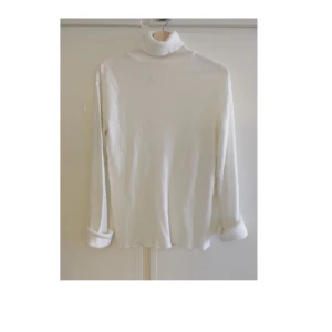  - Casual vit polo, klippt bort lappen med storleken  jag har 34-36 och den sitter väldigt fint på mig. Så jag säger 34/36. Kan mötas i Stockholm eller skicka mot betalning av frakt. Swish! 