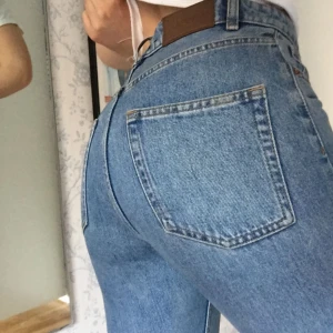  - Svinsnygga momjeans från monki. Otroligt bra skick, sitter jättefint på och har slitningar längst ner. Tyvärr (😭) fel storlek för mig.