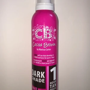  - COCOA BROWN by Marissa Carter 1 Hour Tan Mousse Dark 150 ml, brun utan sol. Den bruna färgen blir ljusare eller mörkare beroende på hur länge du låter produkten verka innan du duschar. • 1 timme: bronsnyans • 2 timmar: chokladbrun • 3 timmar: mörkt brun 🌷 hälften är kvar 🌷