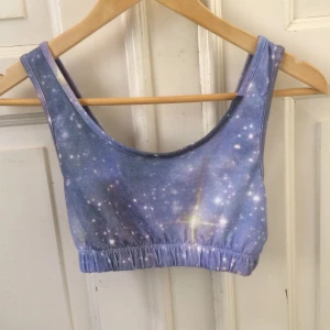  - Superskön topp med rymdmönster. Märkt xs men passar även s🌟