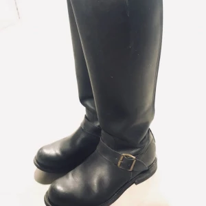  - Svarta Primeboots Engineer High med guldzipper i bra skick. Frakt ingår!