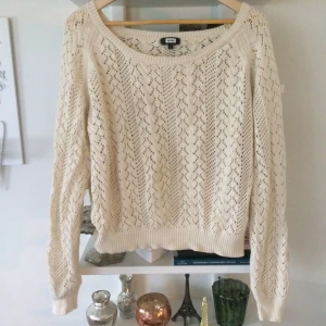  - Crémevit stickad tröja i jättefint skick