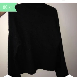  - Aldrig använd stickad tröja (kliar inte) med såå fina vida ärmar, storlek xs men passar upp till M