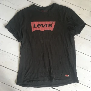  - Levis-T-shirt! Köparen betalar frakt, samfraktar givetvis☺️ Kan mötas upp i Göteborg eller omkring Åmål! 