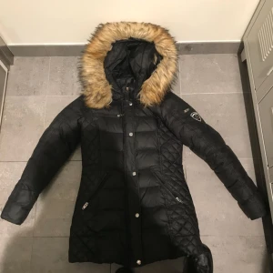  - Använd en vinter, fint skick. Ej äkta luva. Fraktar! Nypris 2700