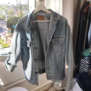  - Jättefin jeansjacka för ca 2 år sedan, knappt använd! Vilken storlek det är står tyvärr inte på jackan, jag är ca 170 cm vilket får mig att tro att den är M eller L!