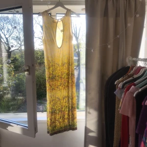  - Långklänning i jättemjukt och skönt material! Köpt för 3 år sedan, använd 2-3 gånger!