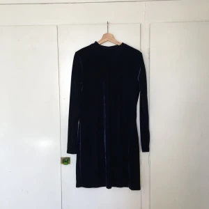  - Sjukt fin midnattsblå, lätt sammetsklänning med halv-polo-krage! Köpt i vintras på Primark, har aldrig använt den då jag aldrig haft tillfälle. Lite tight för strlk 42, men fortfarande snygg på. Passar även 38/40 