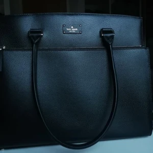  - Hej! Jag säljer min Kate Spade svart läder väska. Underbar skick, inga repor, som ny. Köpt i USA för drygt 2 år sedan men kommit till användning endast 2 gånger.  Kvitto och dustbag medföljer