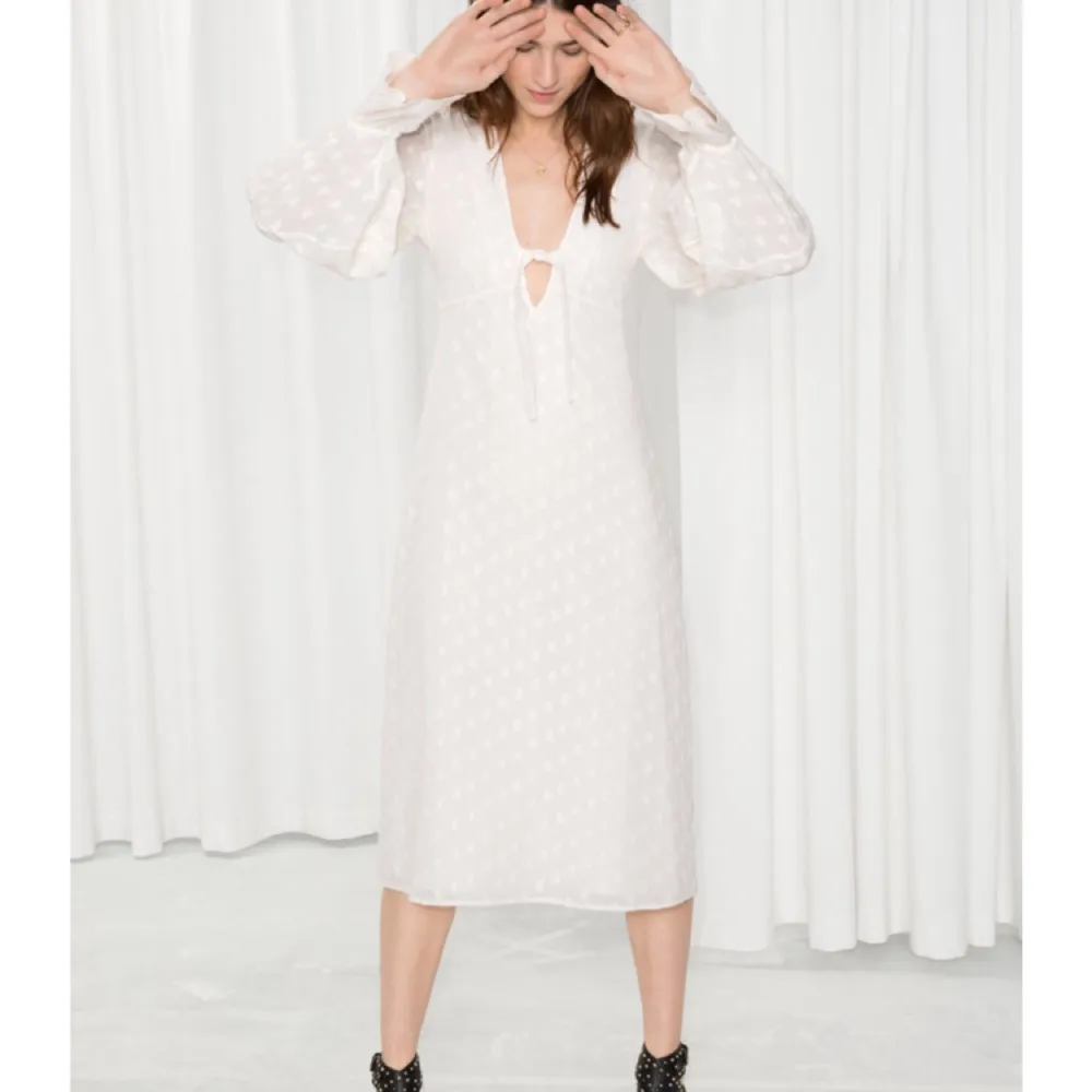 Jättefin vit klänning med prickigt mönster. Fint tyg och fint fall. Endast använd två ggr. Finns endast online . Klänningar.